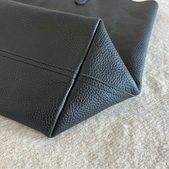 Cuyana classic tote in black pebbled leather - Picture 5 of 9